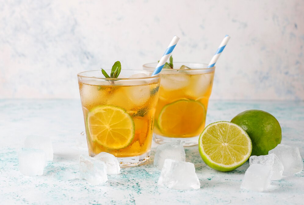 iced-tea-with-lime-ice_114579-7147.jpg