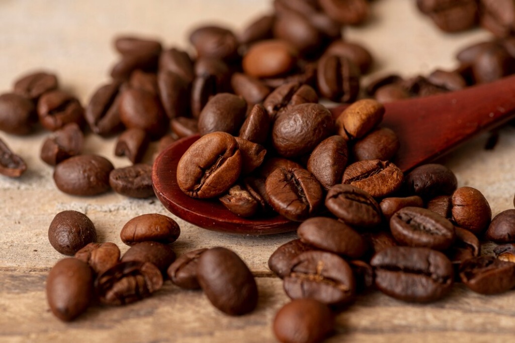 close-up-spoon-with-roasted-coffee-beans_23-2148251635.jpg