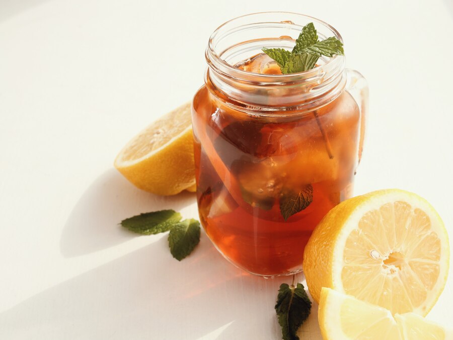 ice-tea-jar-with-lemon_144627-33544.jpg